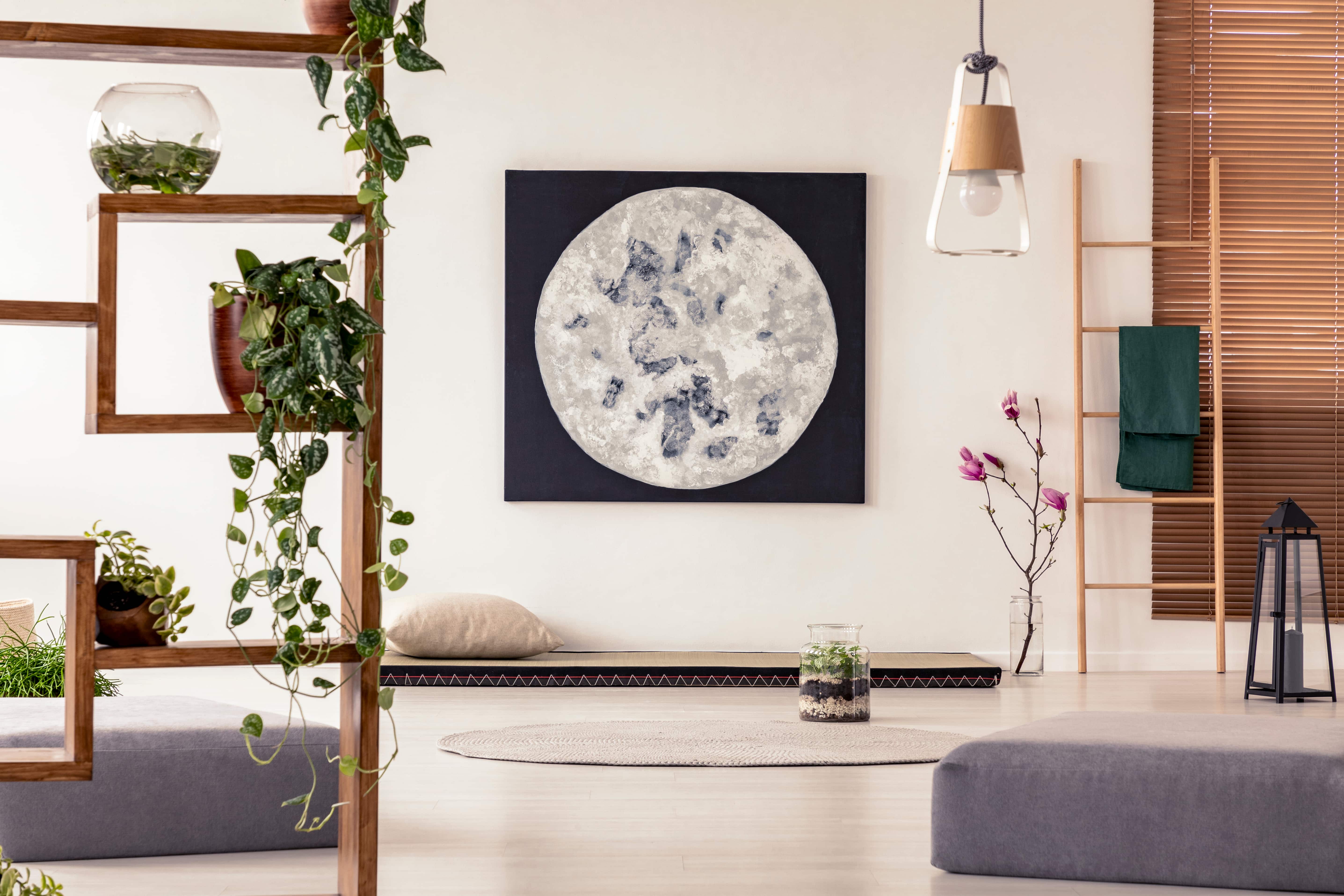 Grupo de jóvenes diseñadores colaborando en un proyecto de interiorismo, simbolizando estudió diseño interiores en La Coruña